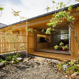 南北にひろがる平屋「いろはの家」メイン画像