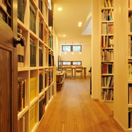 「「桃李（とうり）の家」図書館みたいな空間」サムネイル
