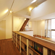 「「桃李（とうり）の家」図書館みたいな空間」サムネイル