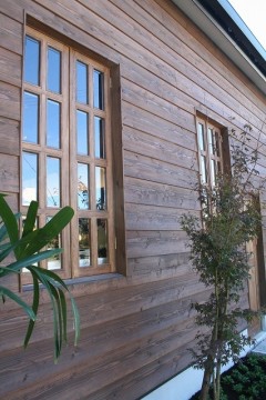 「暖炉のぬくもりと木の素材を生かした...」サムネイル